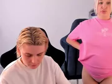 Freechat hottyblonds on Chaturbate