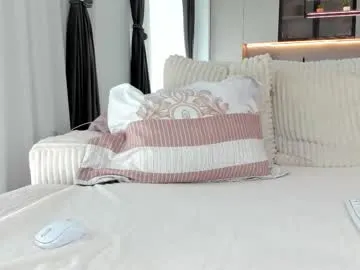 saradiamond01 on Chaturbate 