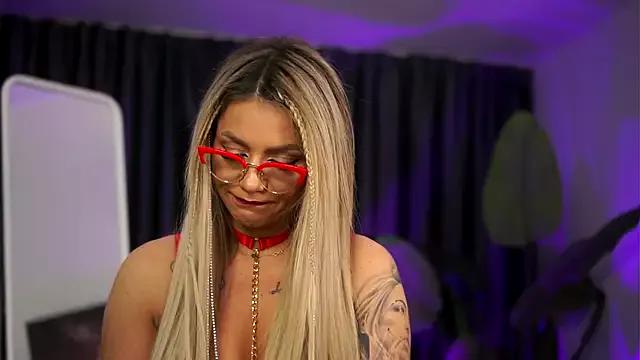 AlmaVelia from StripChat