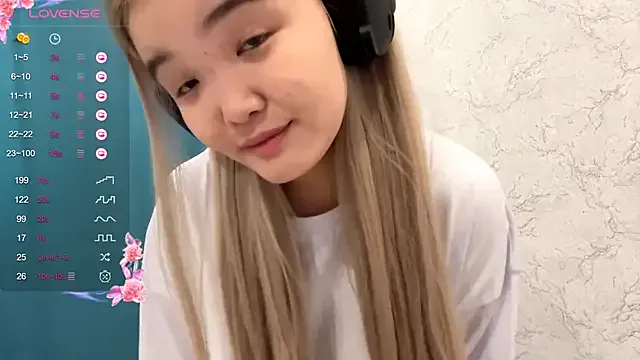 Freechat CarolannSide on StripChat