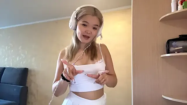 Freechat CarolannSide on StripChat