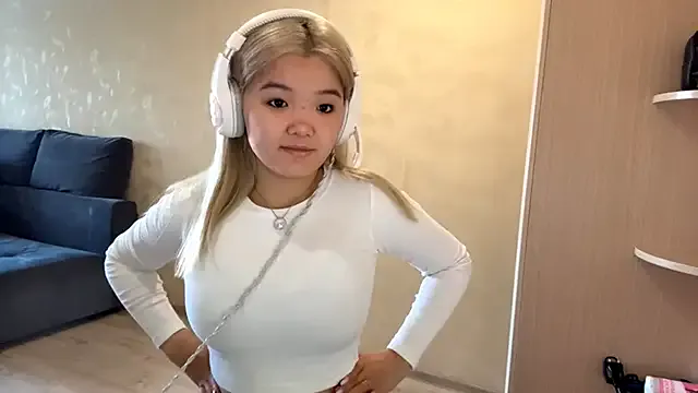 Freechat CarolannSide on StripChat