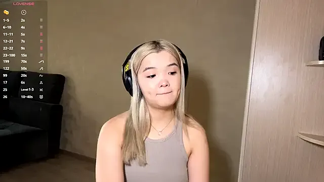 Freechat CarolannSide on StripChat