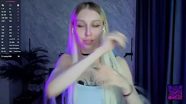 EdithaDaines from StripChat