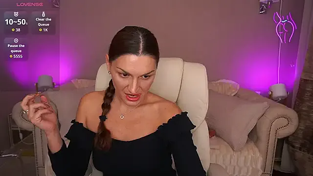 EllaGoldenn on StripChat 