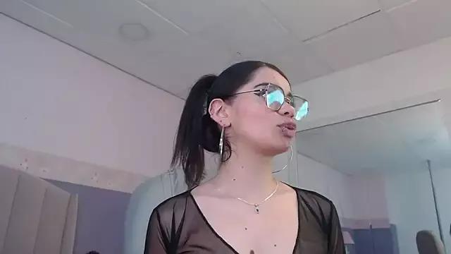Emerald_gh from StripChat
