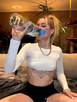 Naked Room Jolene_Fuego 