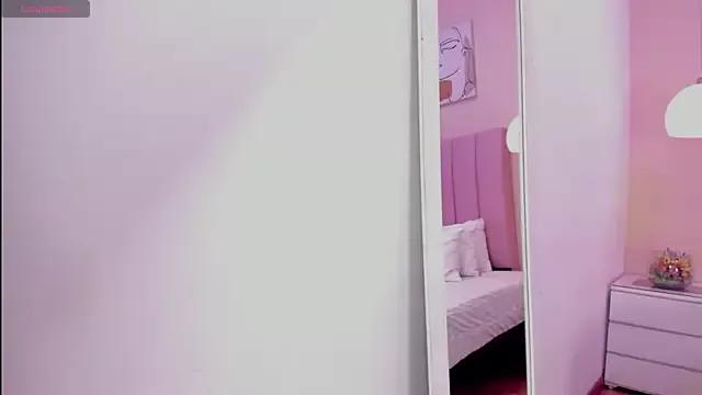 Juicykitten1 from StripChat is Freechat