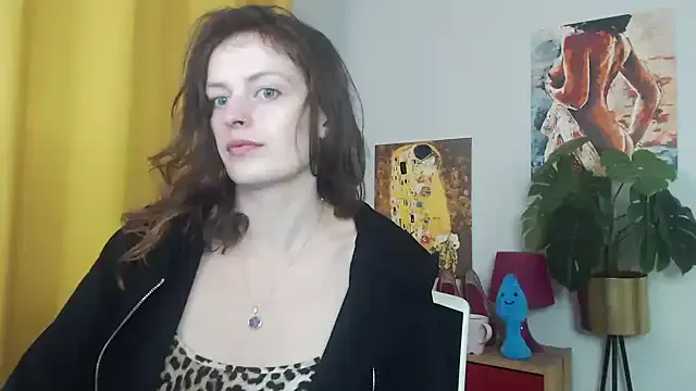 Freechat juicyNadine on StripChat