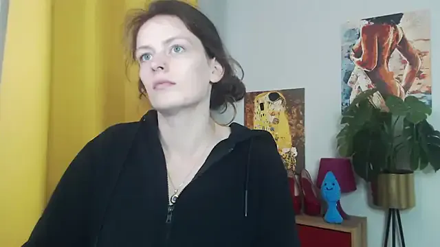 Freechat juicyNadine on StripChat