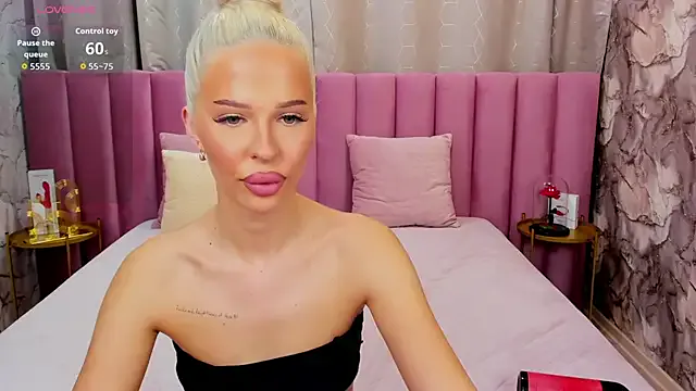 Freechat KailaCrystall on StripChat