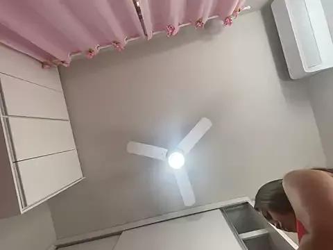 Naked Room lariic 