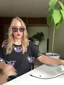 Freechat Little_Forest_ELF on StripChat