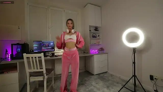 Freechat lovekissmes on StripChat