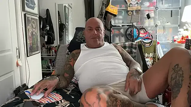 Freechat lovetatts64 on StripChat