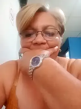 Freechat Madrastrahot69 on StripChat