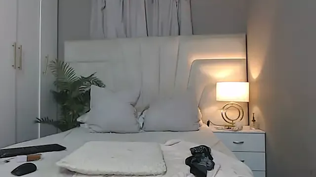 Group naughtyblackdolie on StripChat