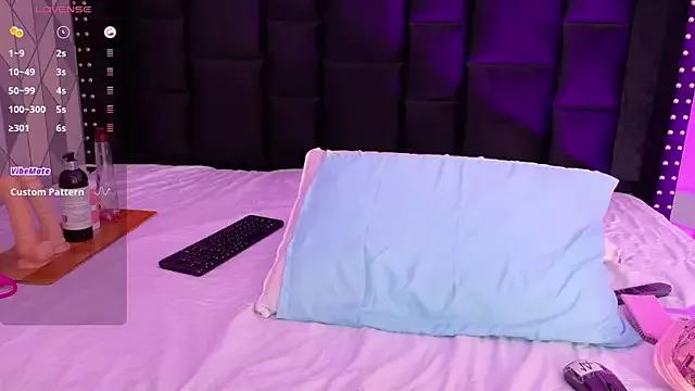 Naked Room playfulcurvy 