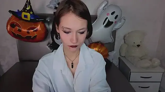 Freechat prettiestwinsor on StripChat