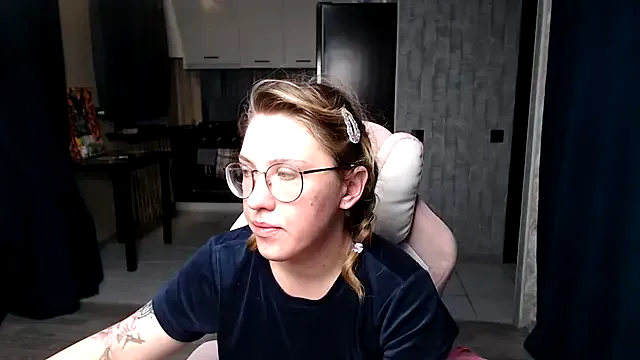 Freechat Reginasmilee on StripChat