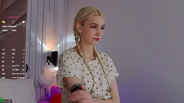 SaraHearts on StripChat