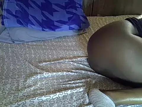 Freechat sweetelle09 on StripChat