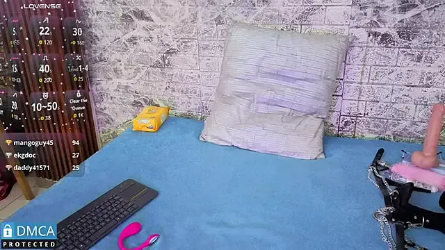 StripChat taylorexotic is Freechat taylorexotic — put on nipple clamps and slap face x5