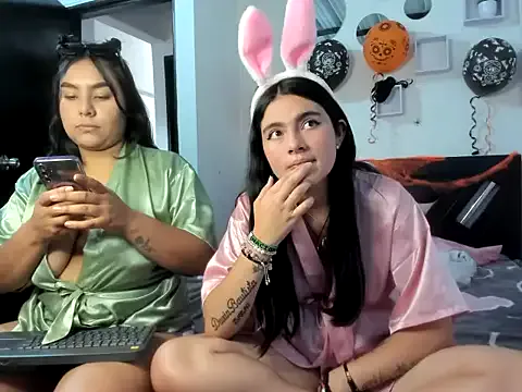 Freechat Twodirtyteens18 on StripChat