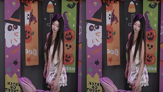 Freechat U-R-HERE on StripChat